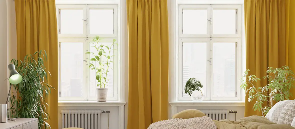 Gelbe Gardinen vor Fenstern