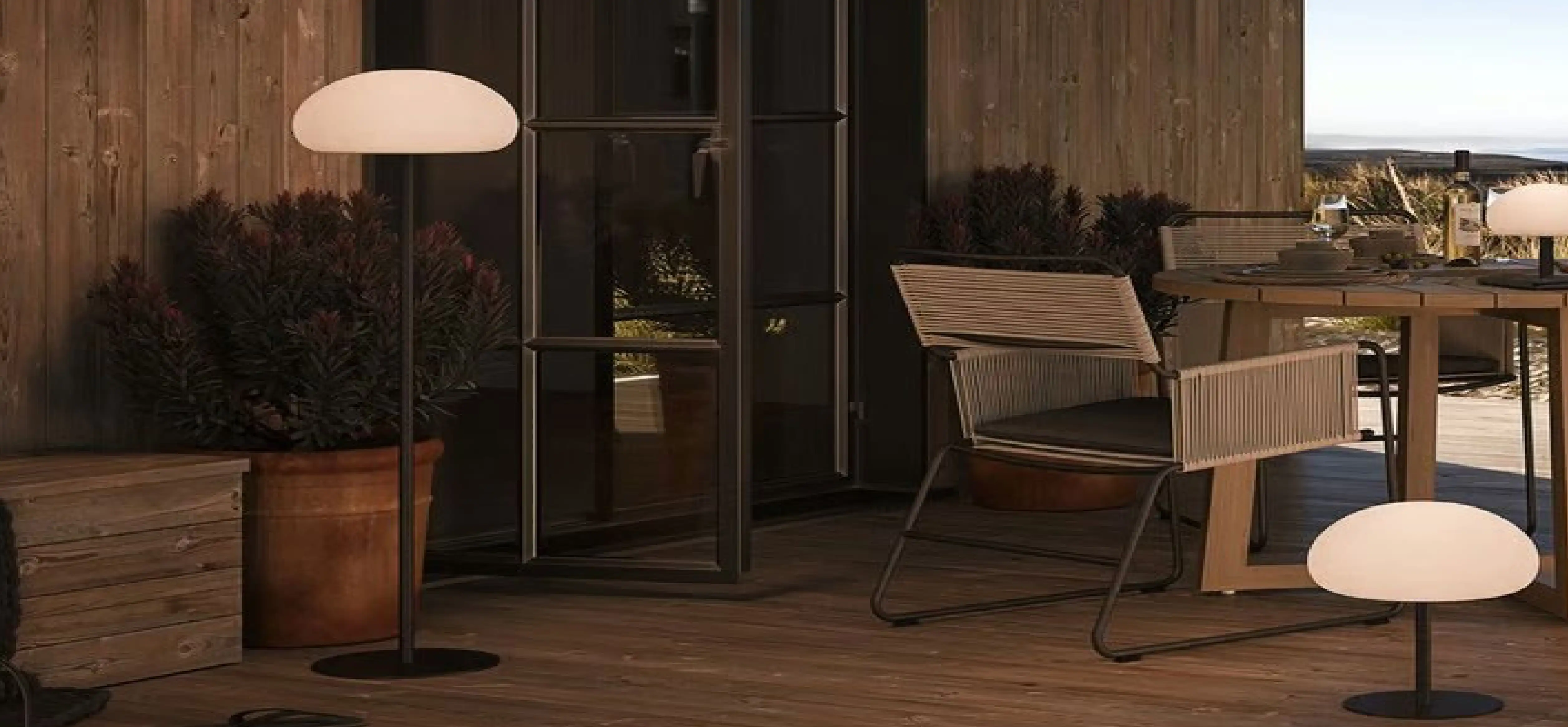 Terrasse mit Stehleuchte und Gartenmöbeln