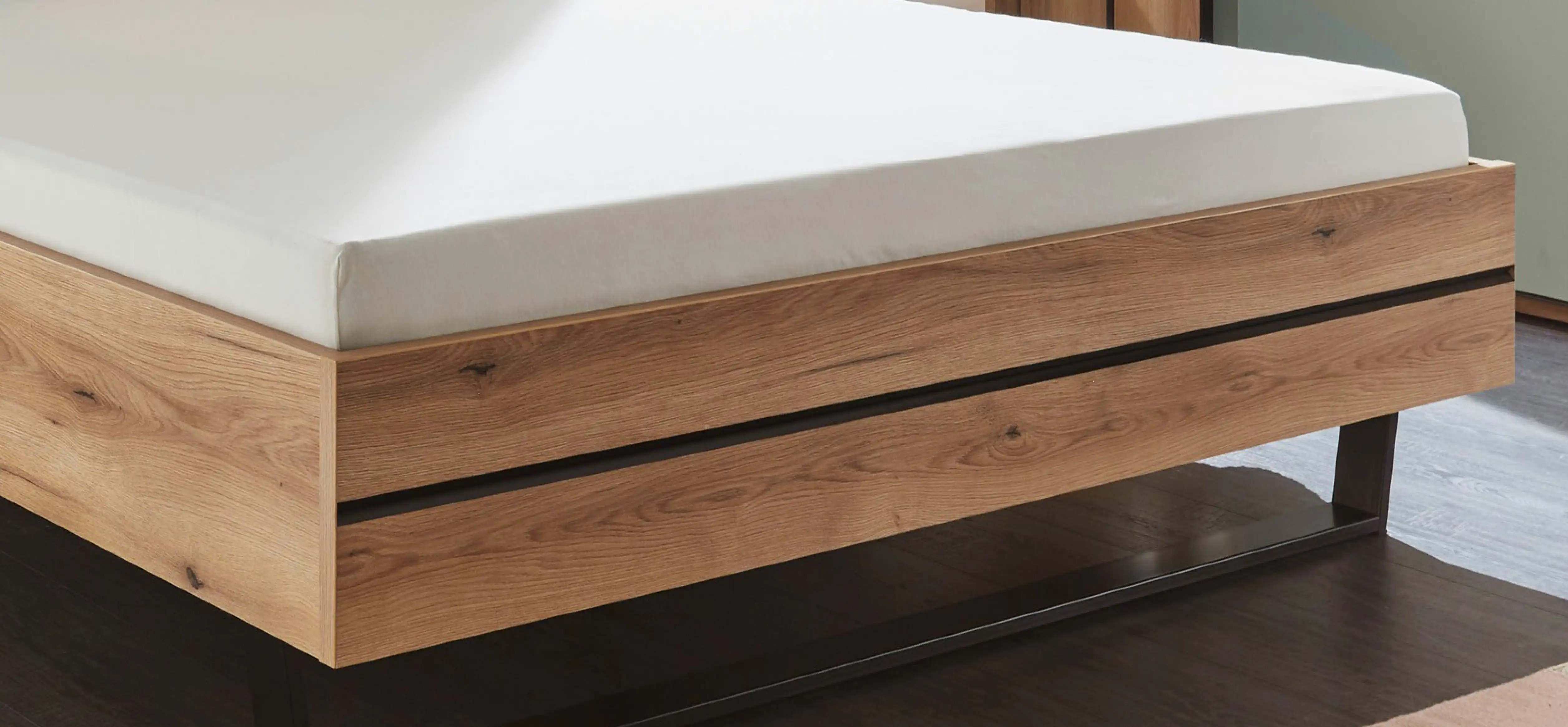 Matratze auf Holzbett liegend in Nahaufnahme