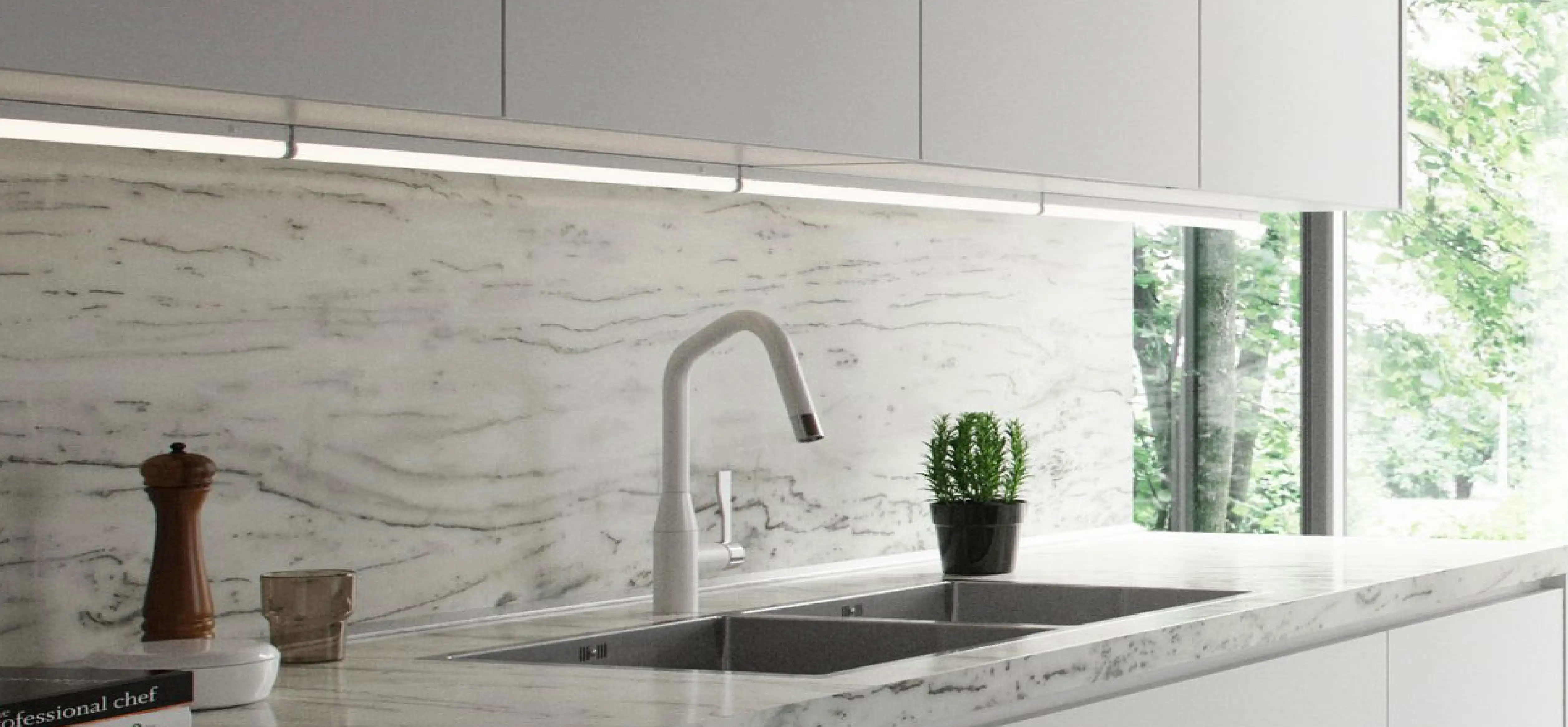 Küchentheke aus weissem Marmor mit Waschbecken und leuchtenden Unterbauleuchten