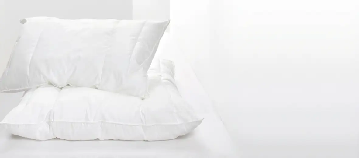 Zwei weiße Kissen auf weißem Untergrund