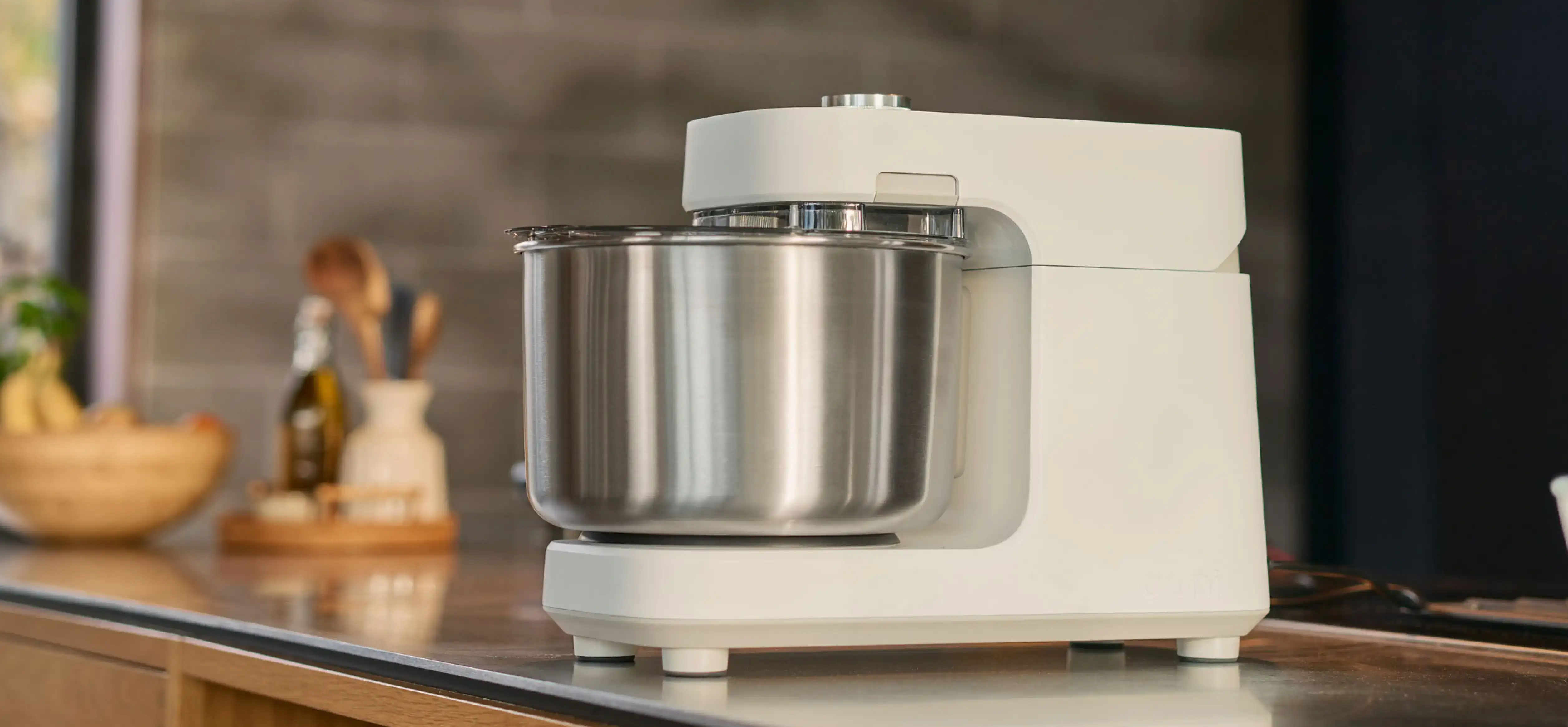 Küchenmaschine in weiss und silber auf Küchentresen