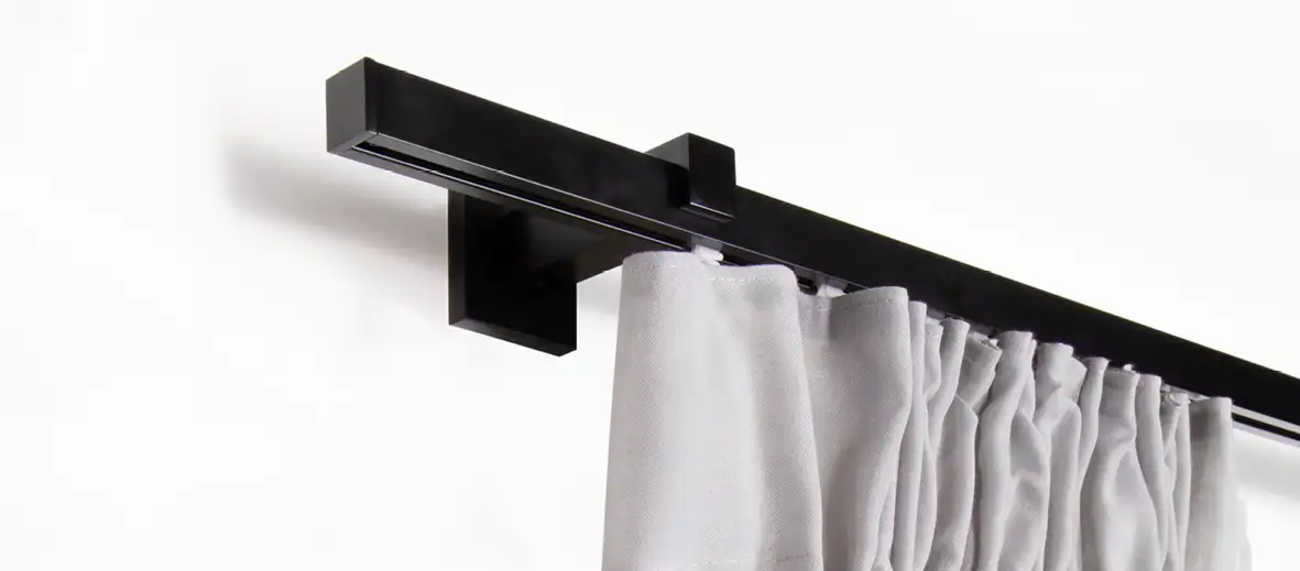 Vorhangstange in schwarz mit grauem Vorhang