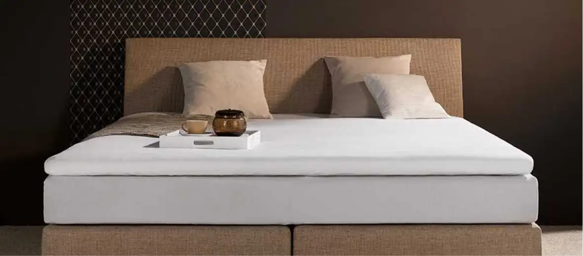 Bett in braun mit passenden Kissen und Spannbetttuch in grau