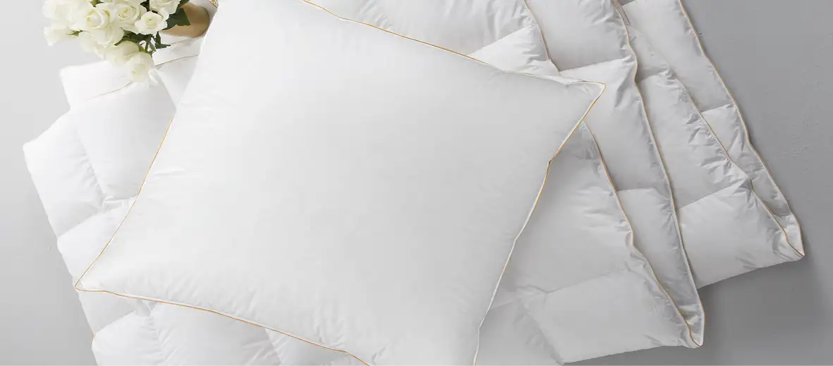 Daunendecke und Kissen in weiß, gefaltet