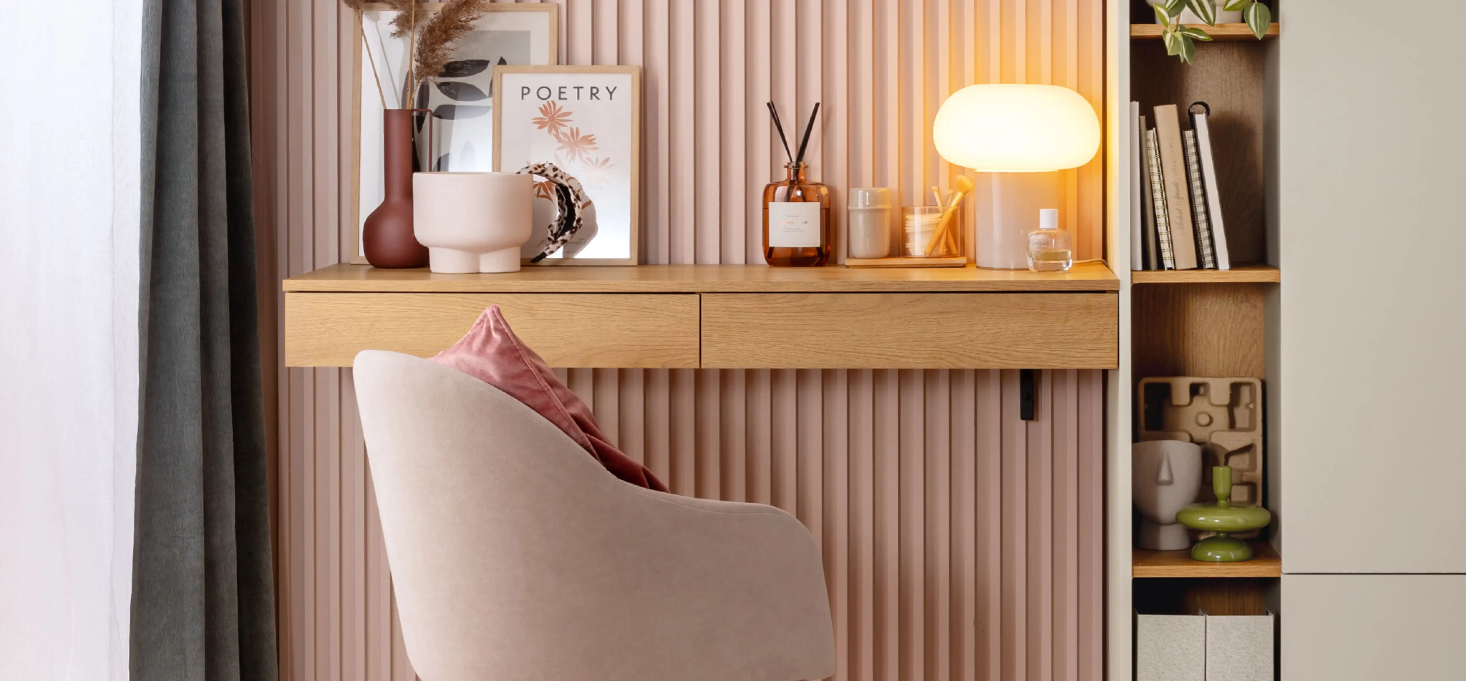 Schwebender Laptoptisch aus Holz mit rosa Sessel, Tischleuchte und Dekoration